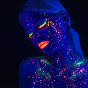 Body art UV fluorescent paint