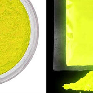 Op de afbeelding: Een close-up van een klein potje met felgeel glow-in-the-dark pigmentpoeder. Het poeder wordt getoond in zowel normaal licht als onder een zwart licht, waardoor de levendige gloed wordt benadrukt.