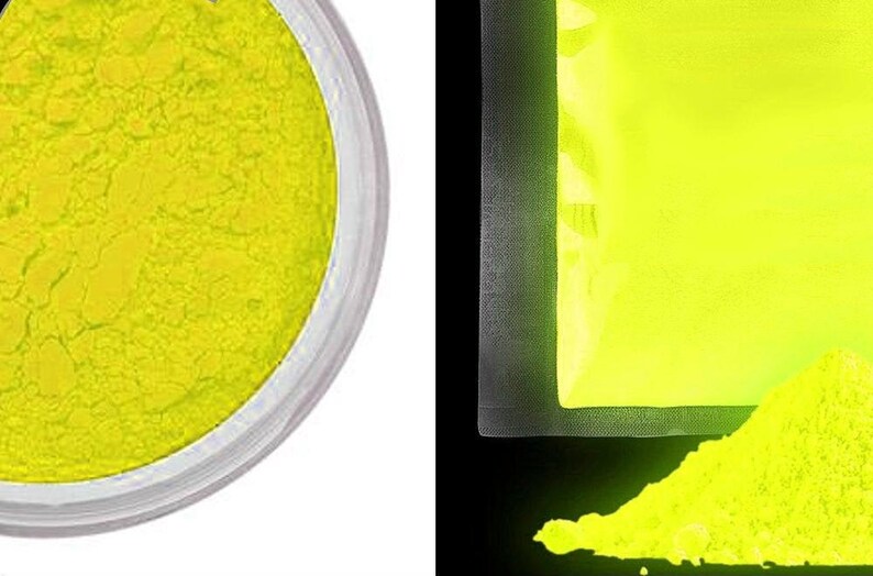 Op de afbeelding: Een close-up van een klein potje met felgeel glow-in-the-dark pigmentpoeder. Het poeder wordt getoond in zowel normaal licht als onder een zwart licht, waardoor de levendige gloed wordt benadrukt.