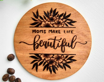 Posavasos de madera de abedul pirograbado – “Las mamás hacen la vida más bella”