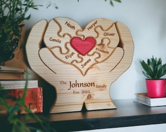 Rompecabezas familiar de boda personalizado con forma de corazón en las manos / Regalo de aniversario de madera personalizado con nombres