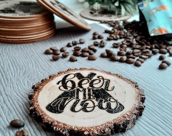 Posavasos artesanales de madera de abedul: Pirograbado "Beer Me Now"