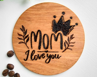 Posavasos artesanal de contrachapado de abedul: "Mamá, te quiero" con diseño pirograbado