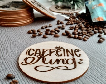 Posavasos de madera de abedul Caffeine King: regalo pirograbado para amantes del café