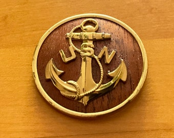 Abzeichennadel der US-Marine mit goldenem Metall auf Holz mit Metallrückseite