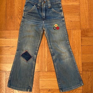 Vintage Kinder-Schlaghosen von Wrangler: Geflickter Denim mit kleiner Blumenapplikation