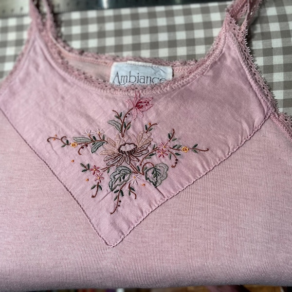 Camiseta sin mangas rosa de algodón vintage con parte delantera bordada
