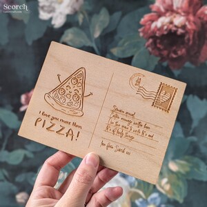 Kocham Cię bardziej niż pizzę spersonalizowana drewniana pocztówka