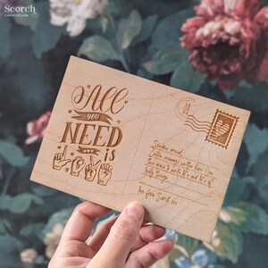 Postal de madera Todo lo que necesitas es amor (edición ASL)