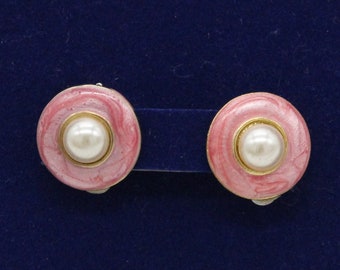 BOUCLES d'OREILLE clip rondes en métal doré, émail rose nacré et cabochon perle couleur ivoire