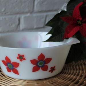 Vintage Arcopal serving dish ovenproof dish, red flower pattern, 70s, Arcopal kitchen, Retro decor