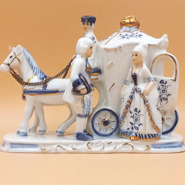 FIGURINE en PORCELAINE, Chariot tiré par des chevaux, statuette en porcelaine bleue