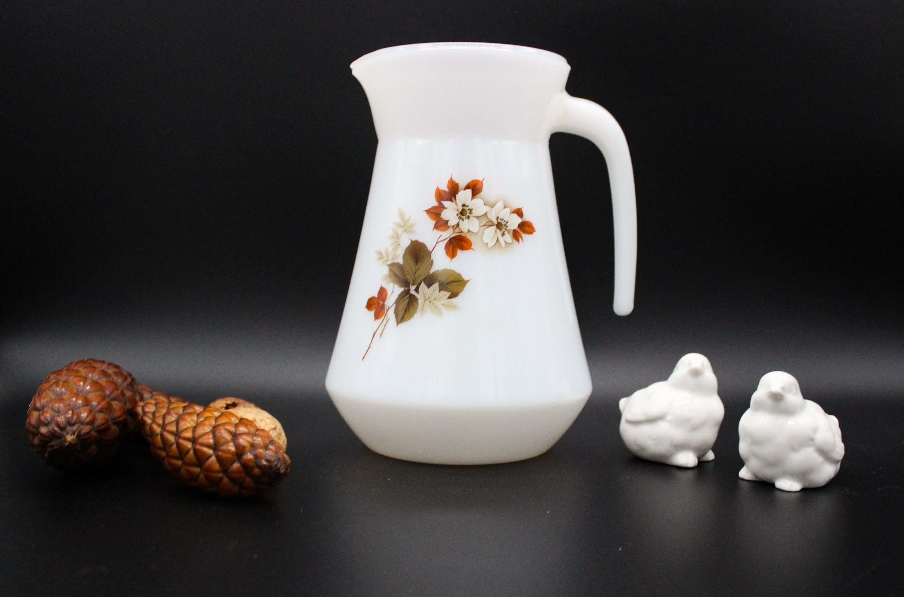 Carafe Arcopal Blanche avec Motif Fleurs d'automne, Pichet Vintage, Broc à Eau Verre de Lait, Cafeti