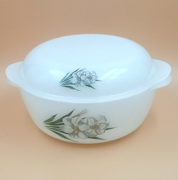 Small ARCOPAL COCOTTE with vintage opaline daffodil motif, 1960s