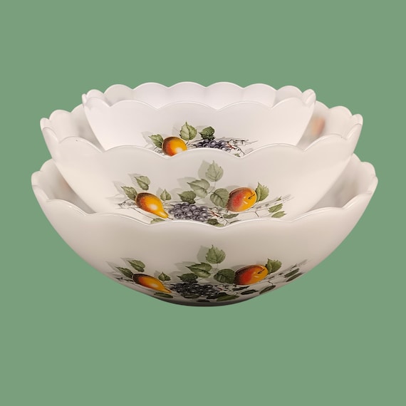 Set of 3 vintage Arcopal salad bowls, "Fruits de France" series