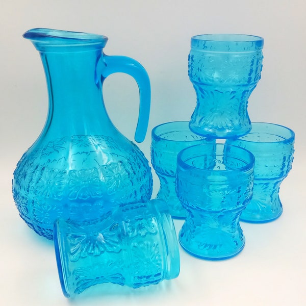 SERVICE à ORANGEADE ,pichet et  5 verres vintage verre turquoise FIDENZA 1960, verres à limonade, motif fleurs en relief