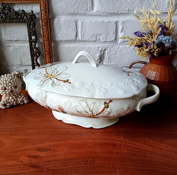 SOUPIÈRE vintage en porcelaine à reliefs et motifs floraux, Porcelaine de Sologne