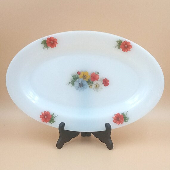 Arcopal Oval Platter in Opaline Glass with Anemone Pattern, 1960s, Arcopal Kitchen