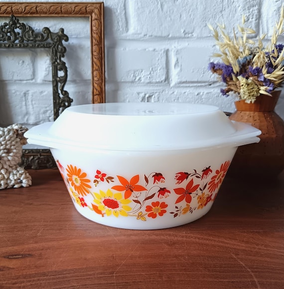 Large ARCOPAL casserole dish with lid, opaline glass with "floral" motif, vintage France