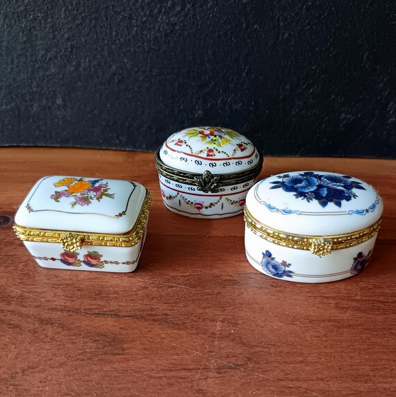 Small vintage collectible PILL BOX, Happiness box