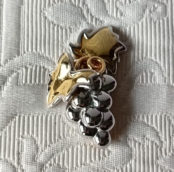 Pretty grape motif brooch, vintage gold leaf vine brooch