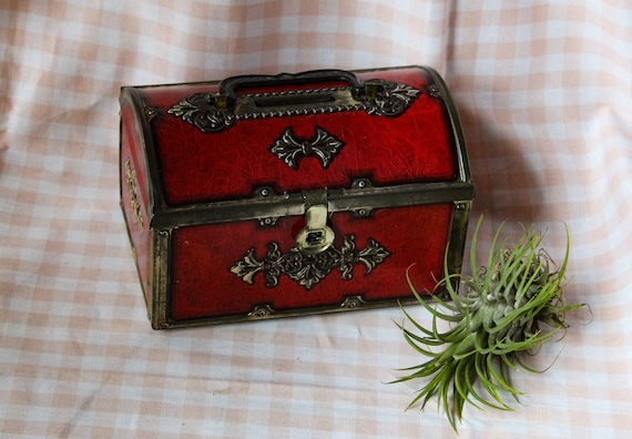 Metal box, imitation wood painted and gold embossed with vintage baroque decoration, Outsider Tourcoing