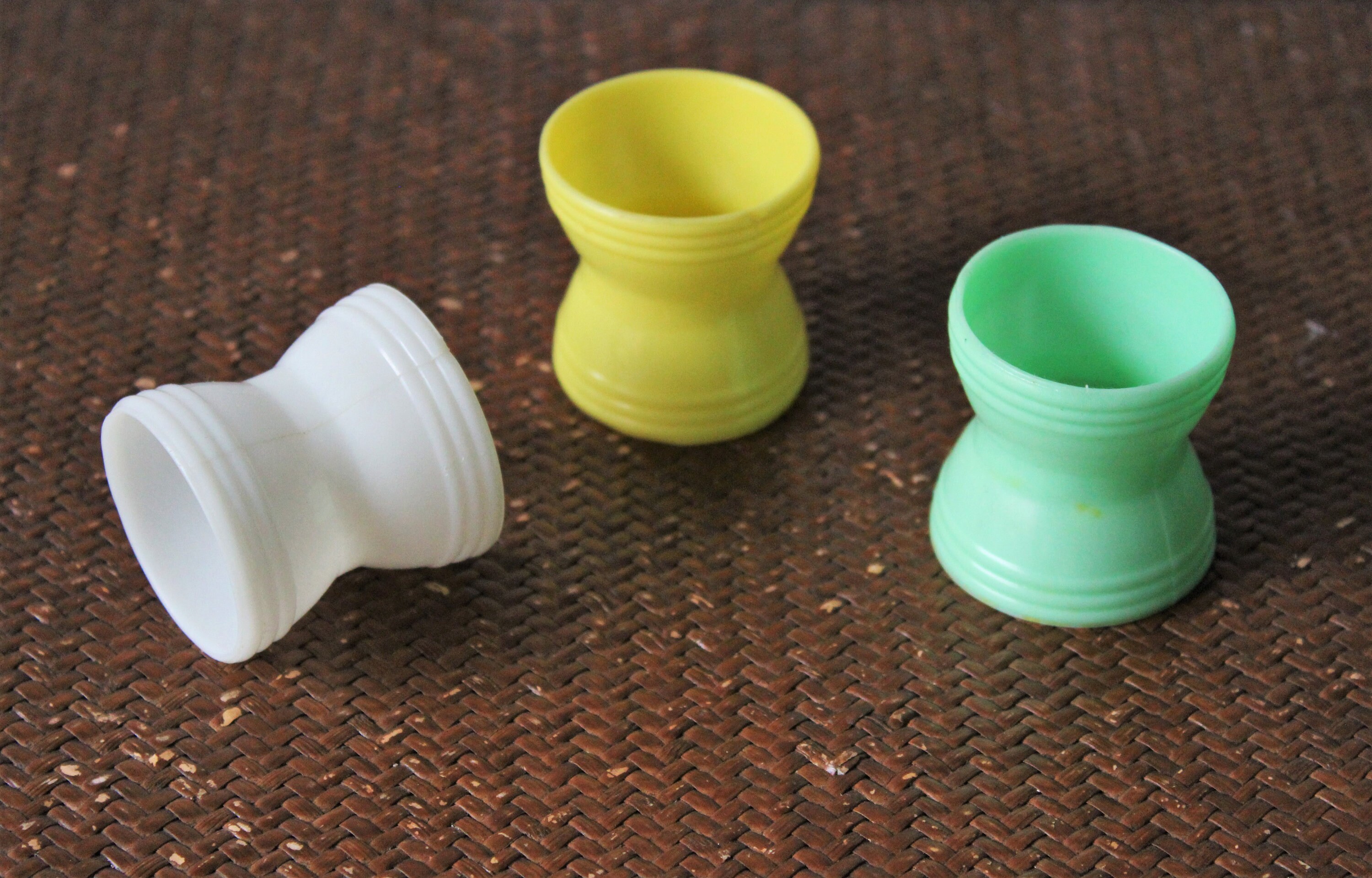 3 Coquetiers Diabolos en Plastique Vert Jaune Blanc Vintage