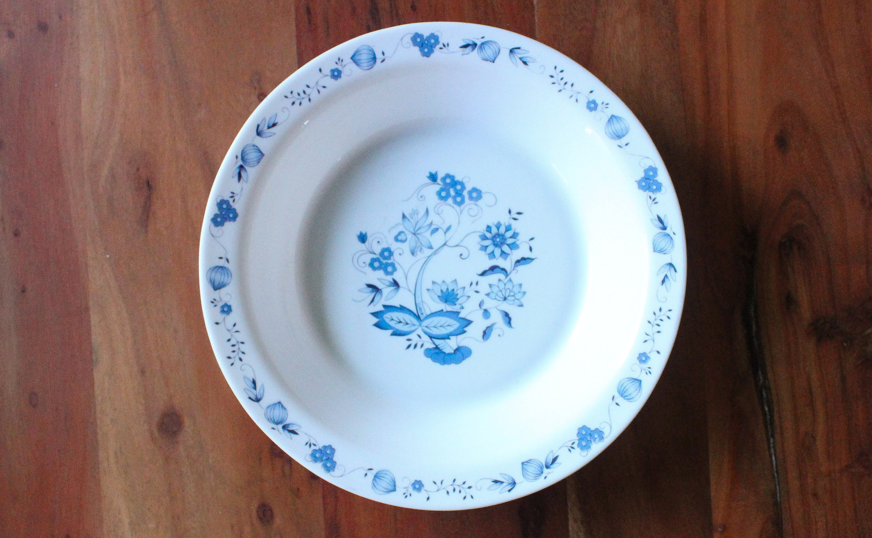 Plat de Service Rond en Opaline Blanche Décorée Motif Aster