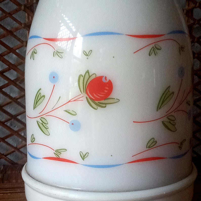 Vintage isolierter Arcopal-Krug mit bunten Blumen Bild 2