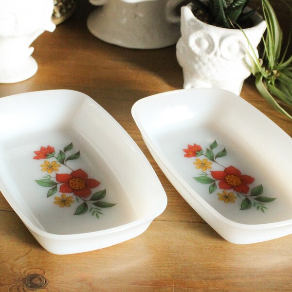 2 plats BEURRIERS arcopal vintage, France 1970, opaline décor floral modèle volubilis