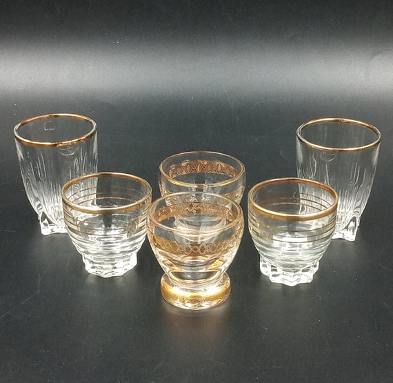 6 pretty vintage liquor GLASSES assorted from the 40s/50s, transparent and gold