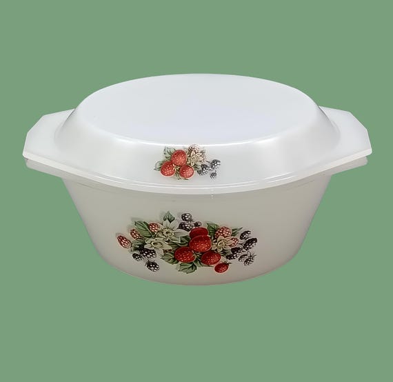 Large ARCOPAL casserole dish with lid, in tempered opal, "forest fruits" motif, vintage French 1960