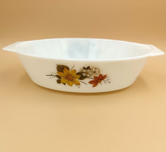 Oval PYREX dish, in tempered opal, "autumn glory" pattern, vintage