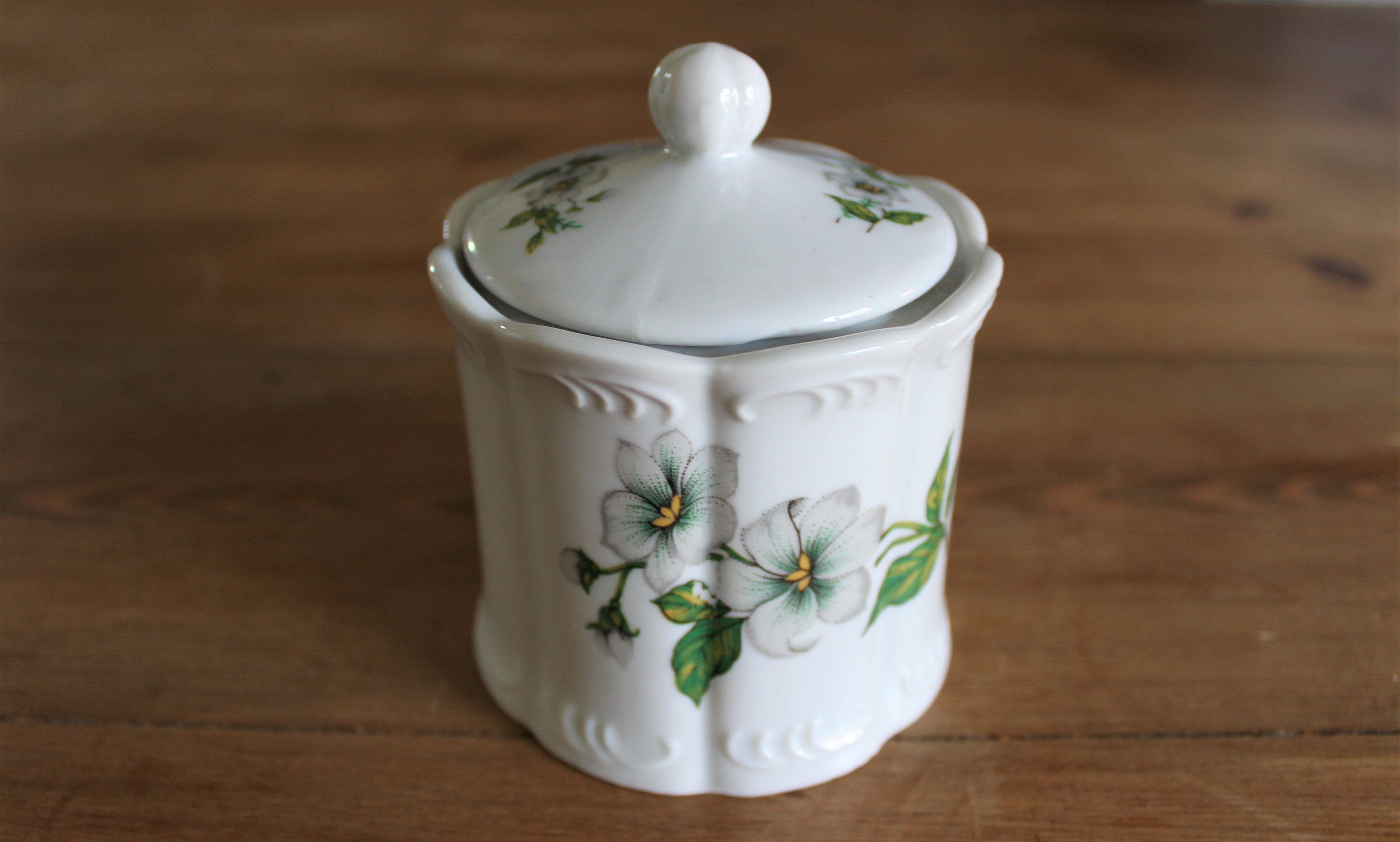 Boite en Porcelaine Décor Fleurs Blanches Vintage