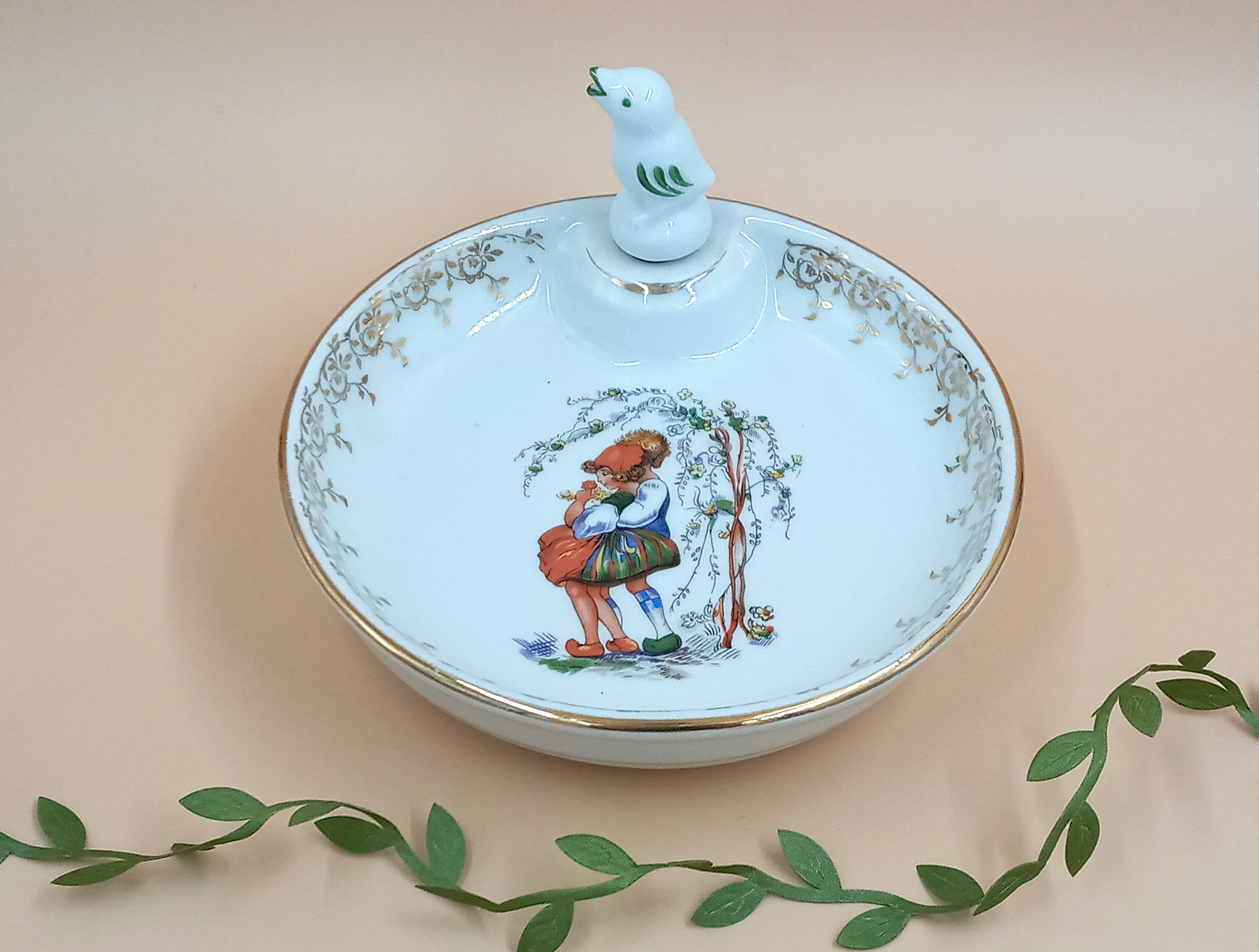 ASSIETTE chauffante bébé vintage en porcelaine motif couple d'amoureux