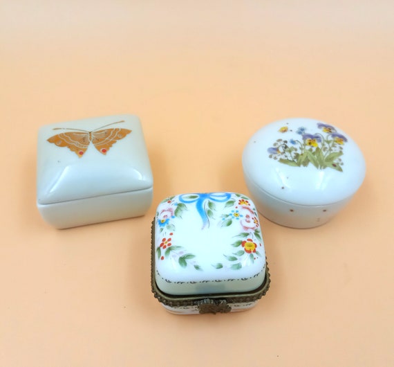Small PILL BOX to collect, vintage Porcelain Art, Happiness box