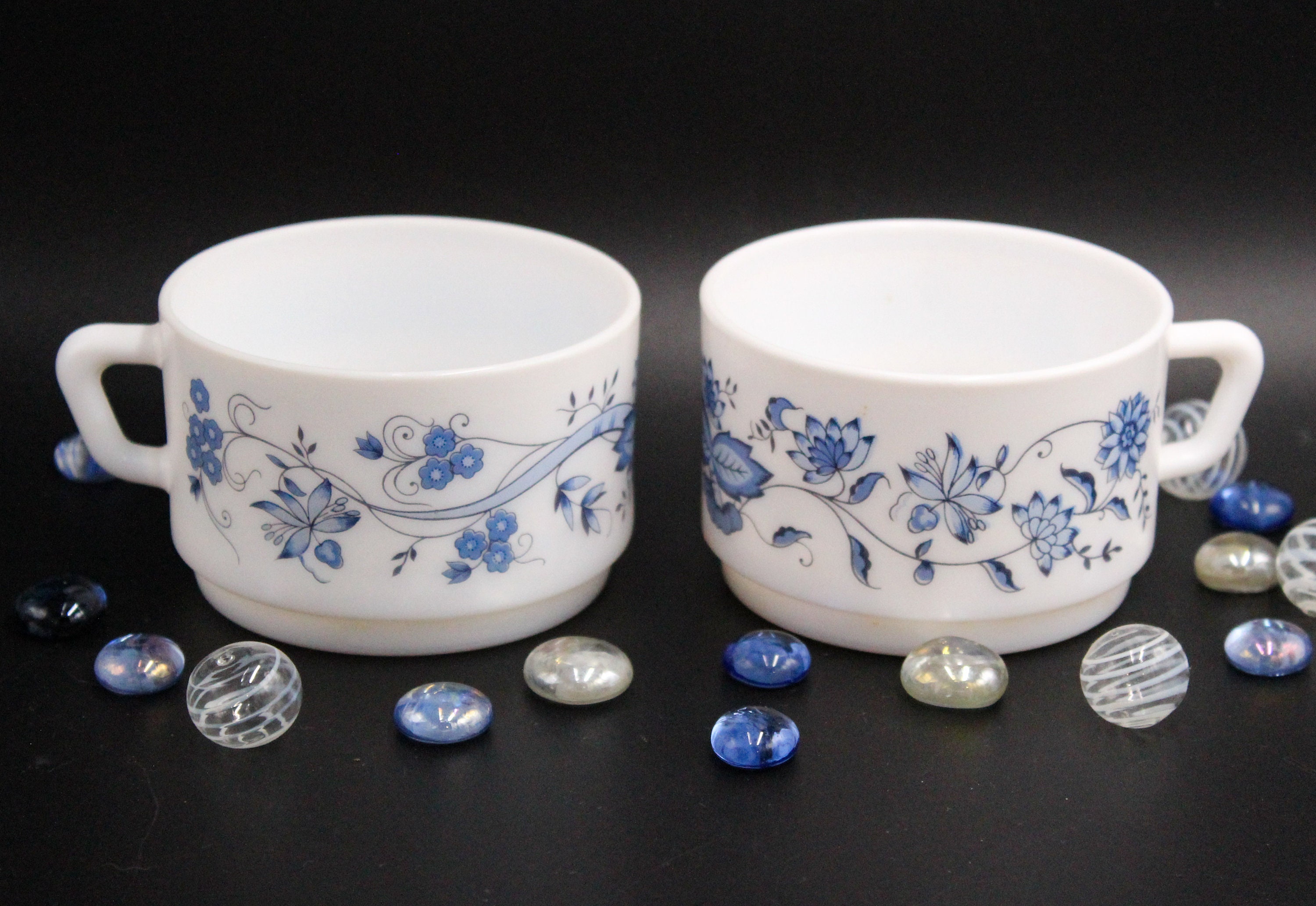Grandes Tasses Arcopal Oignon Bleu Décor Fleurs Bleues France Vintage