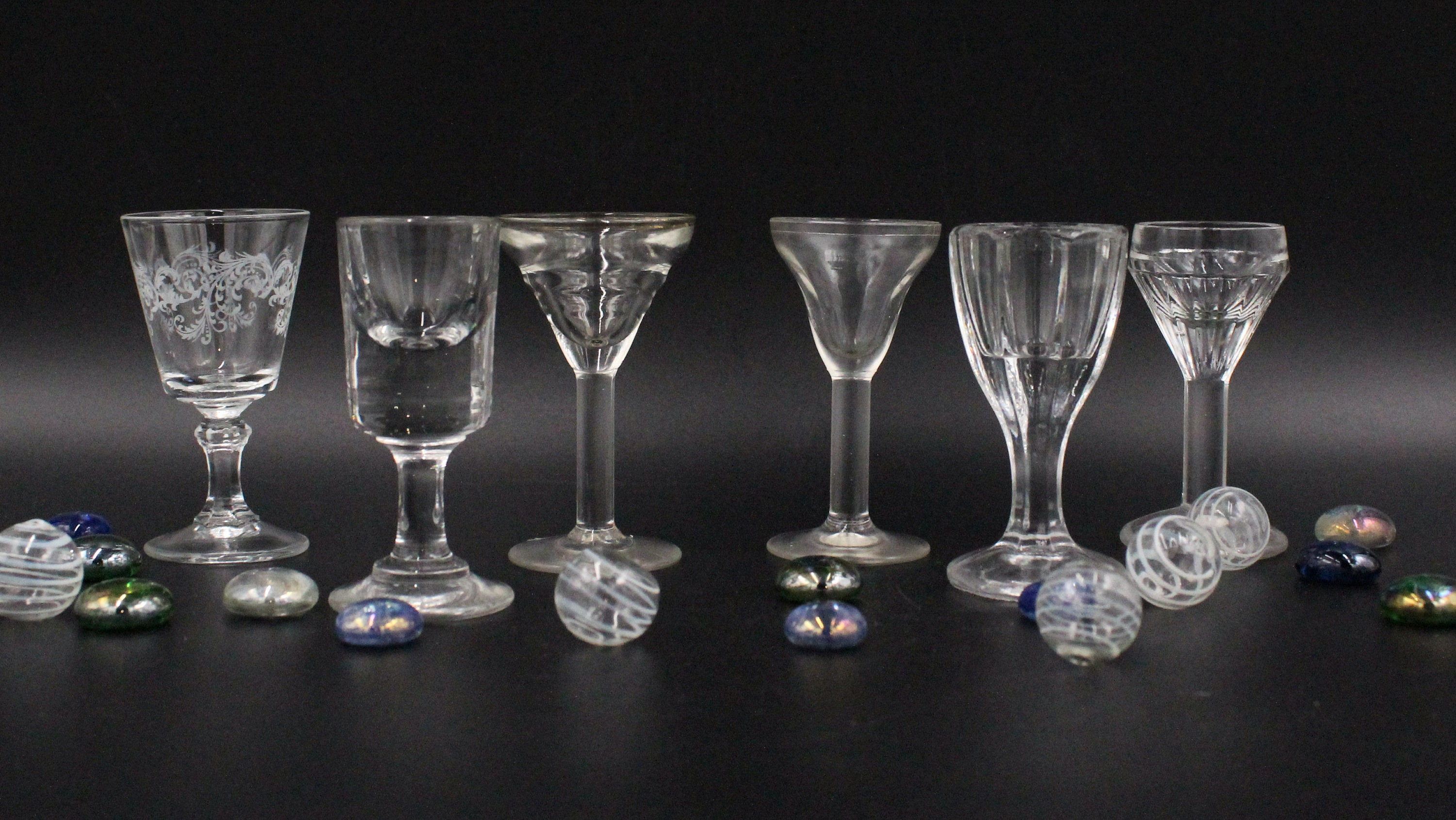 6 Verres Liqueur à Pied Vintage Dépareillés Pour Donner Une Touche Actuelle Votre Table