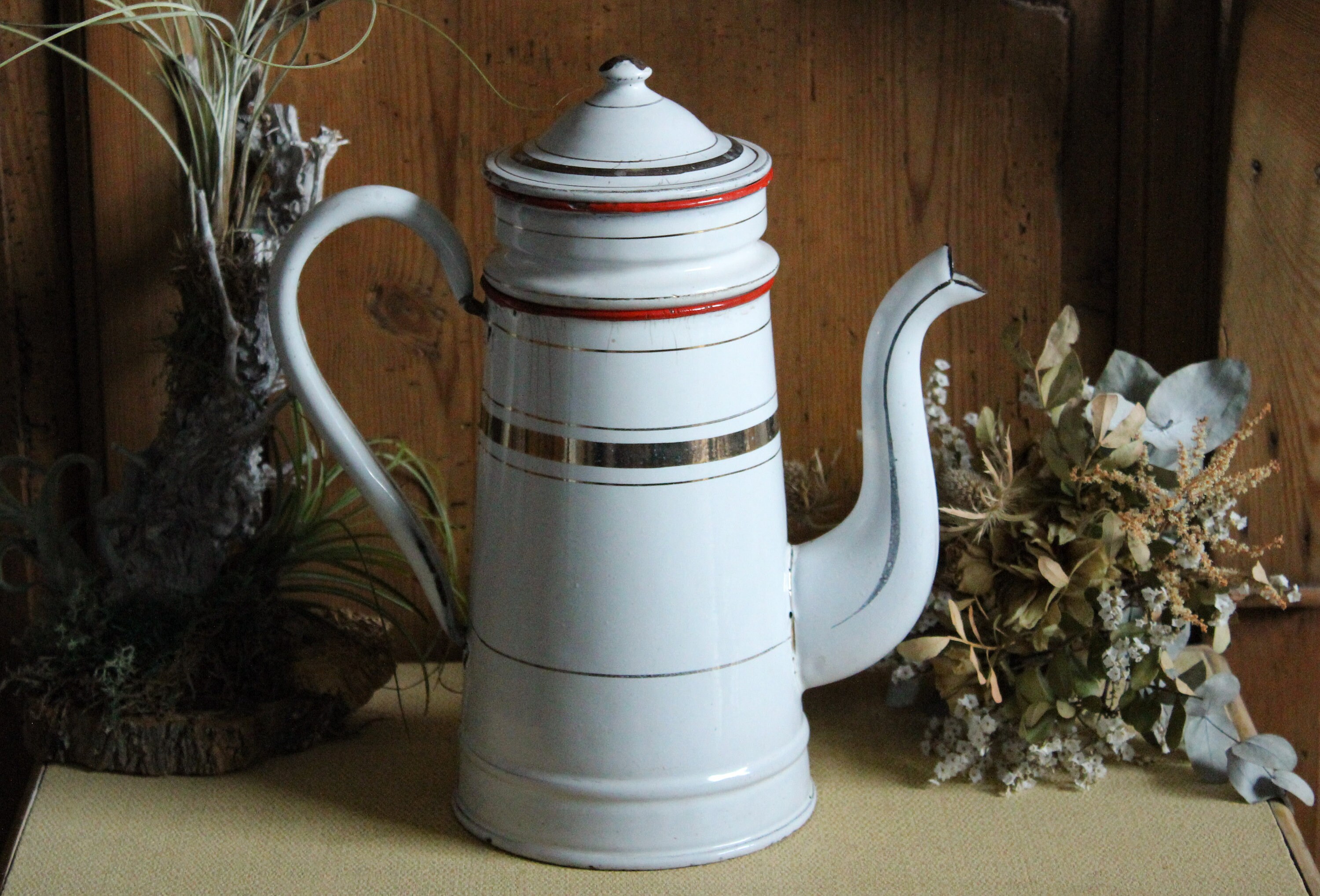 Grande Cafetiere Émaillée Campagne Chic, Ancienne Bouilloire ou Pot à Café en Émail Blanc 1940