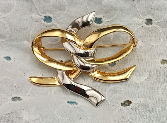 Large vintage silver-plated gold metal brooch with bows and ribbons