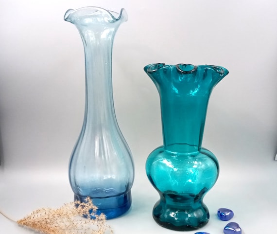 Pretty vintage VASE in blue colored glass, old blown vase