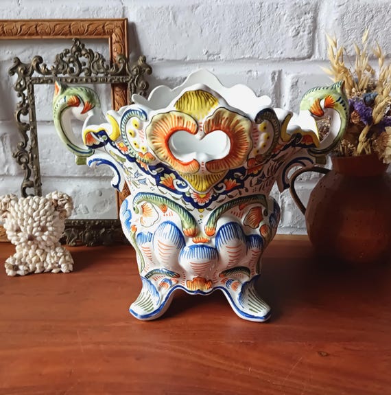 Vintage ceramic flower pot/planter with old Rouen decor