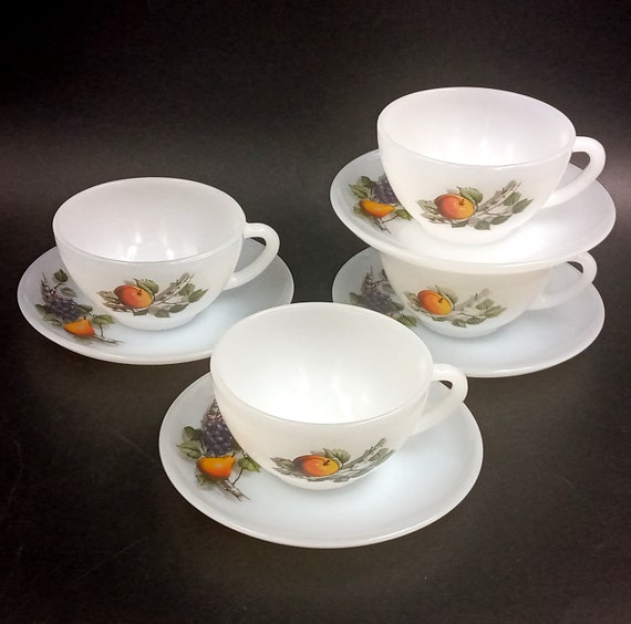 4 CUPS and SAUCERS in milk glass model "autumn fruits" ARCOPAL 1960, retro, vintage, opaline