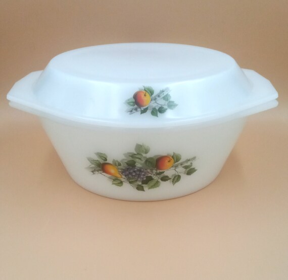Large ARCOPAL casserole dish with lid, in tempered opal, "fruits of France" motif, vintage French