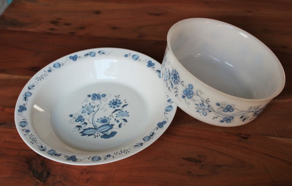 Duo SALAD DISH and round serving Dish in white opaline decorated with “ASTER” pattern