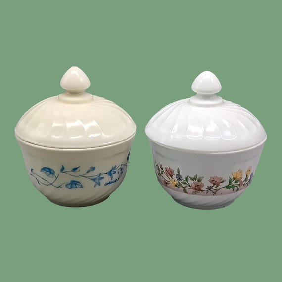 Arcopal sugar bowl, white and ecru, pink or blue floral decoration, vintage opaline