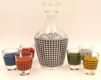 SERVICE à liqueur multicolore, Carafe et verres, décanteur, pied de poule, Français carafe et 6 verres, vintage Français