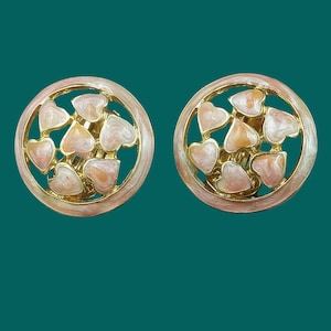 Round clip-on EARRINGS in gold-plated metal, pinkish beige enamel with heart motif