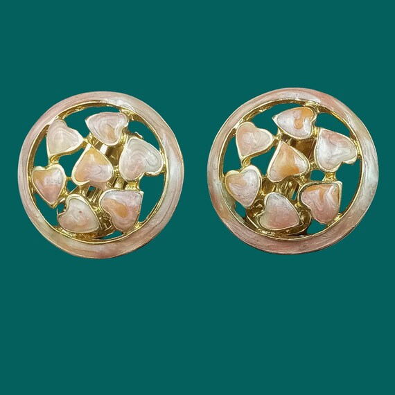 Round clip-on EARRINGS in gold-plated metal, pinkish beige enamel with heart motif