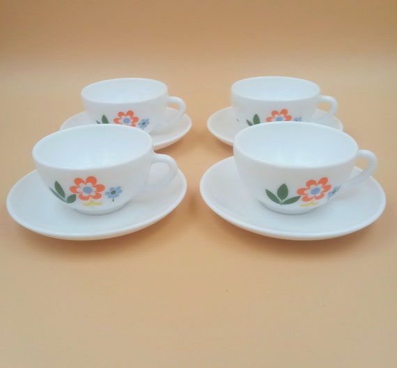 4 CUPS and SAUCERS in milk glass "flowers" model ARCOPAL 1970, retro, vintage, opaline
